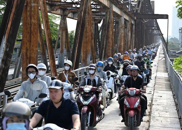 Đến giờ cao điểm, cây cầu ngày một đông.