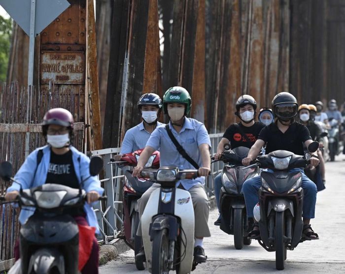 Cây cầu hơn 120 năm tuổi bắc qua sông Hồng.