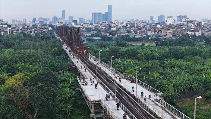 Nhiều người tìm chỗ rộng, lúc vắng người tranh thủ chụp lại bức ảnh làm kỷ niệm.