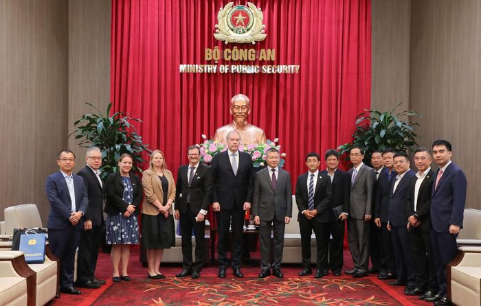Thứ trưởng Nguyễn Ngọc Lâm và ông Jarno Syrjälä cùng các đại biểu.