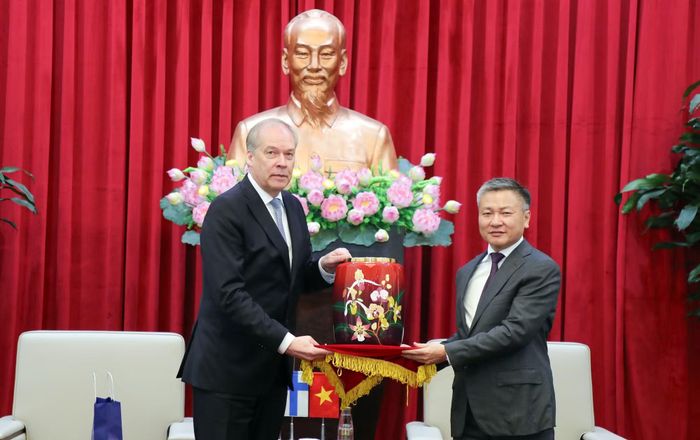 Thứ trưởng Nguyễn Ngọc Lâm tặng quà lưu niệm ông Jarno Syrjälä.