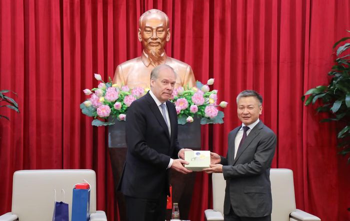 Ông Jarno Syrjälä tặng quà lưu niệm Thứ trưởng Nguyễn Ngọc Lâm.