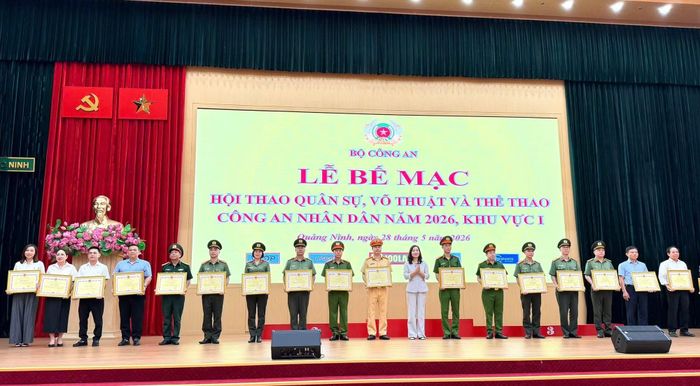 Phó Chủ tịch UBND tỉnh Quảng Ninh Nguyễn Thị Hạnh trao Bằng khen của UBND tỉnh Quảng Ninh tặng các tập thể, cá nhân xuất sắc.