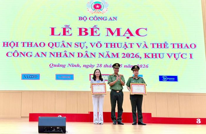 Thừa ủy quyền của Bộ trưởng Bộ Công an, Thiếu tướng Lê Hồng Hiệp trao Bằng khen của Bộ trưởng Bộ Công an tặng Phó Chủ tịch UBND tỉnh Quảng Ninh Nguyễn Thị Hạnh và Phó Giám đốc Công an tỉnh Quảng Ninh Vũ Thanh Tùng.