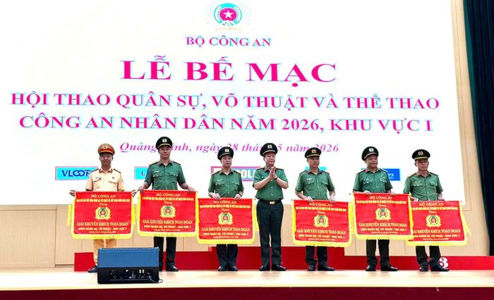 Lễ trao giải các đội đoạt giải Nhì và giải Ba.