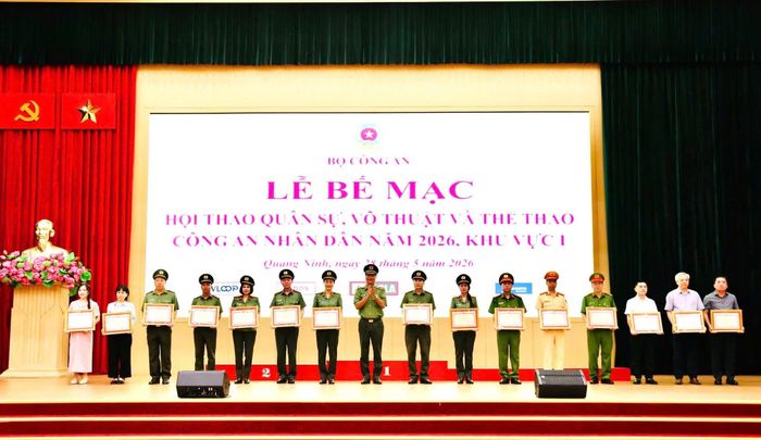 Thiếu tướng Lê Hồng Hiệp trao Bằng khen của Bộ Công an tặng các tập thể và cá nhân xuất sắc.