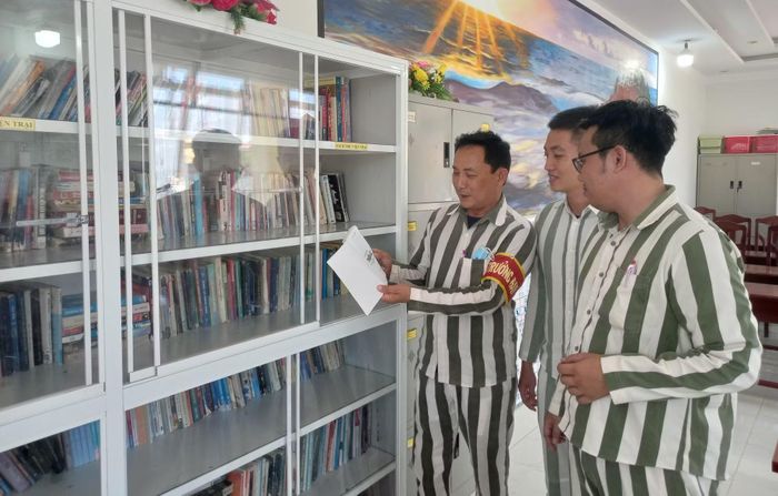 Phạm nhân Trại giam Xuân Phước dành thời gian tra cứu tìm đọc những tập sách phổ biến giáo dục pháp luật, kỹ năng sống tại thư viện ở phân trại số 1. Ảnh: Hữu Toàn.