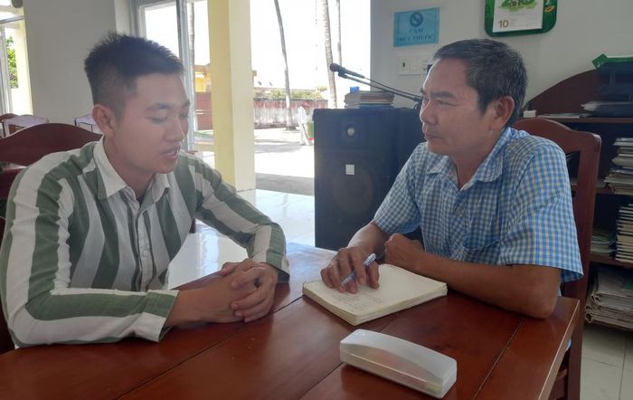 Phạm nhân Đặng Tấn Huy (bên trái) bày tỏ niềm vui với PV Báo CAND khi sắp đến ngày được đặc xá trở về đoàn tụ với gia đình.