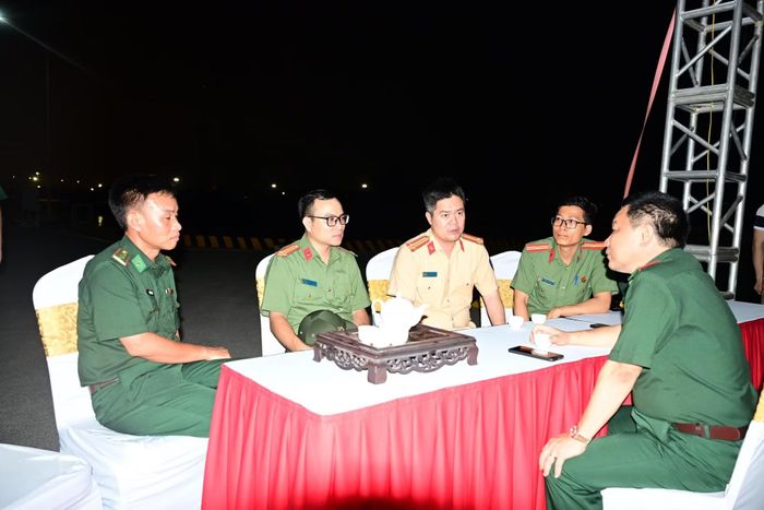 Tổ công tác Công an TP Hải Phòng cùng Hải đoàn 38 Bộ đội biên phòng bàn phương án tiếp nhận nạn nhân tàu HP 90666-TS vào đất liền cấp cứu.