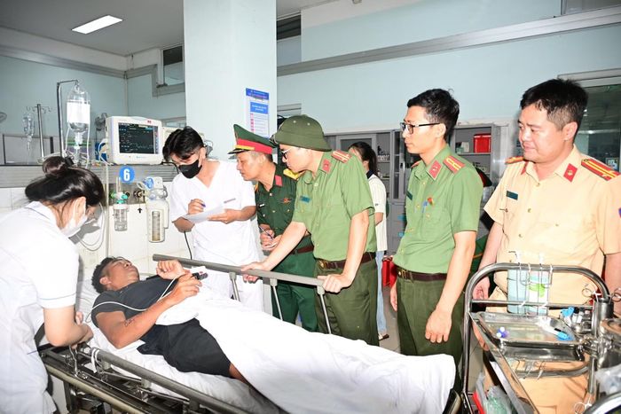 Tổ công tác Công an TP Hải Phòng đưa các nạn nhân tàu HP 90666-TS đến cấp cứu, điều trị tại Bệnh viện hữu nghị Việt Tiệp.