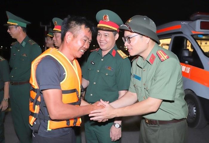 Đại diện Tổ công tác Công an TP Hải Phòng động viên thuyền viên được giải cứu trên tàu HP 90666-TS.
