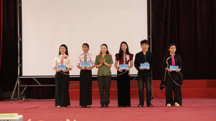 Hội Phụ nữ An ninh nhân dân Công an tỉnh Điện Biên trao tặng nhiều phần quà ý nghĩa tới các em học sinh có hoàn cảnh khó khăn.
