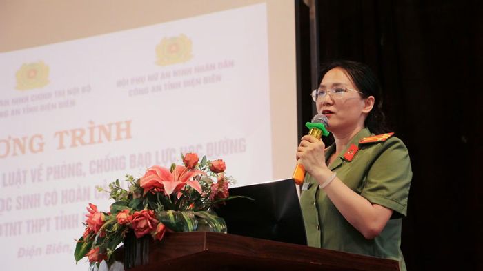 Cán bộ Công an tỉnh tuyên truyền giáo dục pháp luật gắn với môi trường học đường tại Trường PTDT Nội trú tỉnh Điện Biên.