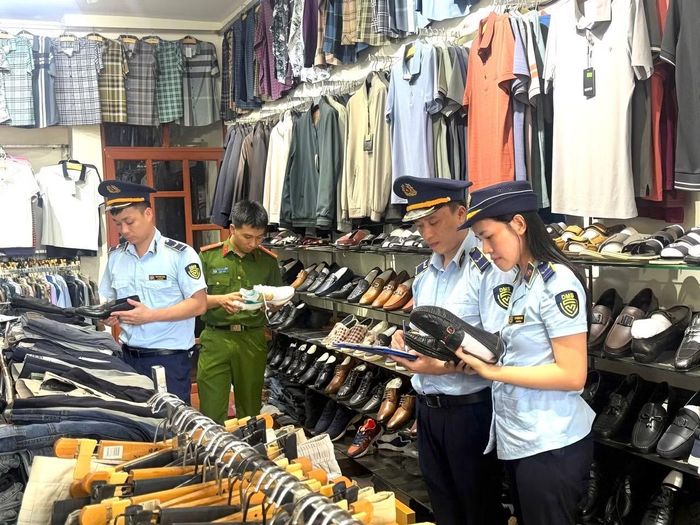 Tổ công tác liên ngành Quản lý Thị trường và Công an phường Đông Kinh kiểm tra cơ sở kinh doanh thời trang, phát hiện nhiều sản phẩm gắn nhãn mác giả mạo các thương hiệu nổi tiếng.