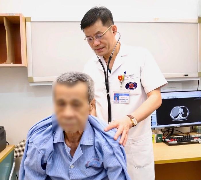 Cụ ông được bác sĩ thăm khám sức khỏe sau 5 ngày phẫu thuật.