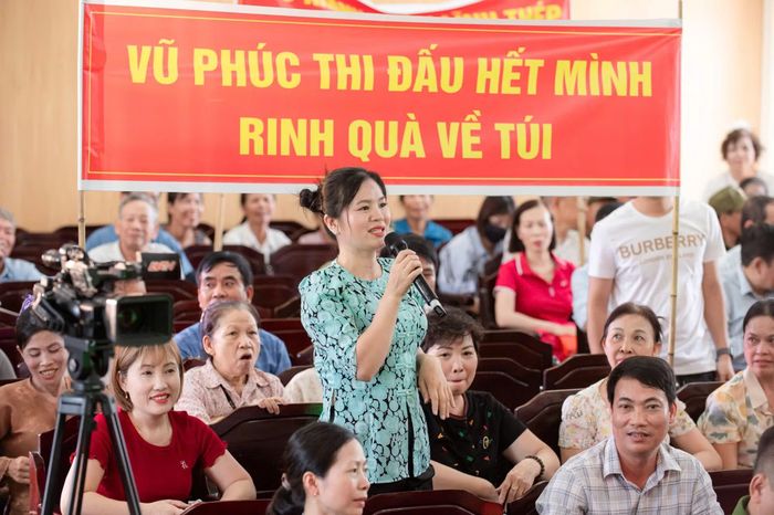 Rất đông bà con nhân dân đến cổ vũ hội thi và tham gia giao lưu, trả lời câu hỏi kiến thức pháp luật tại hội thi.