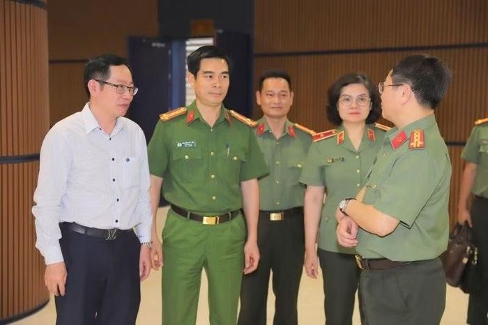 Đồng chí Vũ Tiến Phụng, Phó Chủ tịch UBND TP Hải Phòng và các đại biểu tại buổi khảo sát để chuẩn bị chung kết hội thi toàn quốc sắp tới.