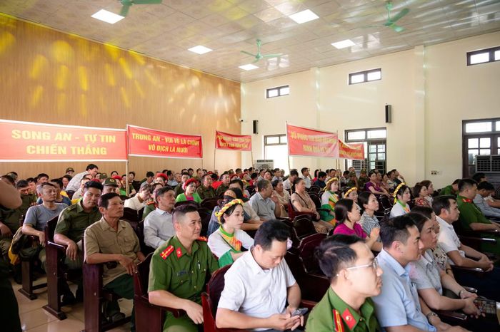 Hội thi Lực lượng tham gia bảo vệ ANTT cơ sở giỏi xã Vũ Phúc ( Hưng Yên) thu hút rất đông quần chúng theo dõi, cổ vũ.