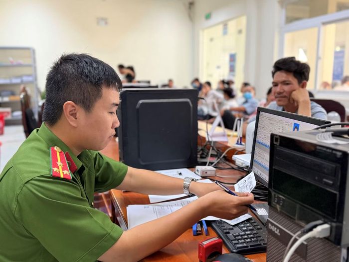 CBCS Công an Dương Minh Châu giải thích, hỗ trợ người dân hoàn tất thủ tục hành chính.