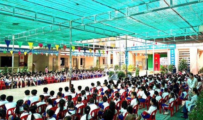 Công an xã Tân Châu tuyên truyền pháp luật cho các em học sinh trước khi nghỉ hè.