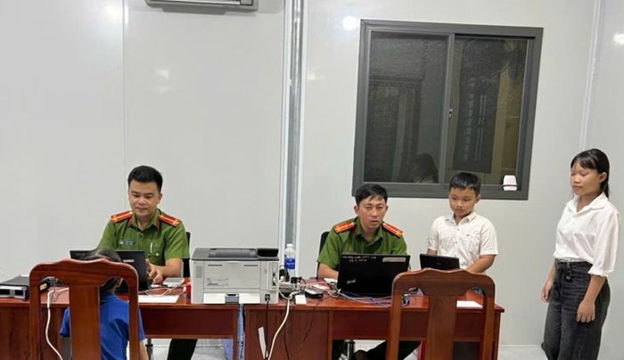 Công an xã Truông Mít giúp đỡ các em học sinh hoàn tất thủ tục cấp căn cước.
