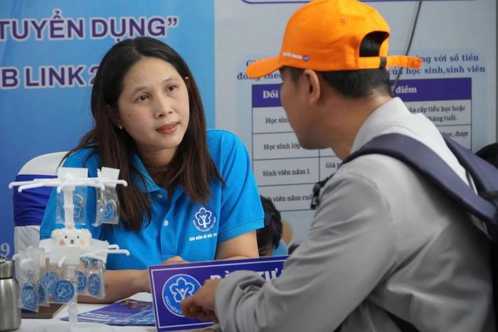 Cán bộ BHXH tư vấn chính sách pháp luật về BHXH, BHYT, BHTN cho người dân.