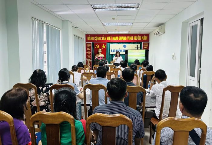 Cán bộ BHXH tuyên truyền, hướng dẫn mức đóng đối với BHYT hộ gia đình theo chính sách mới. Ảnh minh họa