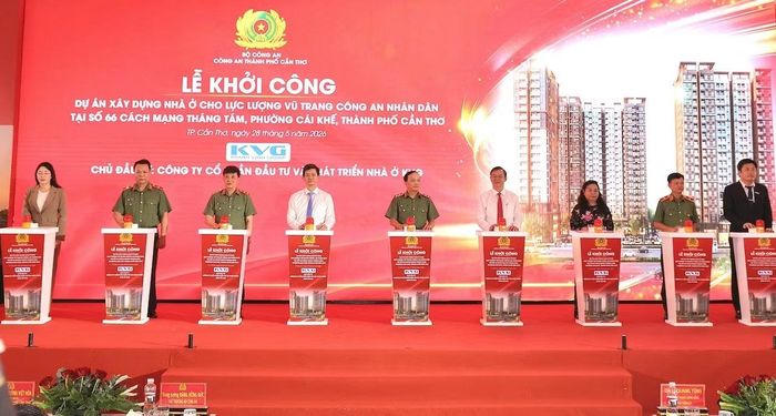 Thứ trưởng Đặng Hồng Đức cùng các đồng chí lãnh đạo thực hiện nghi thức khởi công.