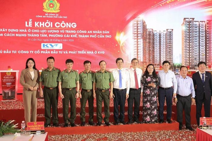 Thứ trưởng Đặng Hồng Đức cùng các đồng chí lãnh đạo thành phố tại Lễ khởi công.