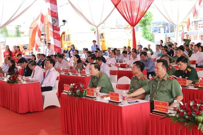 Đồng chí Thứ trưởng Bộ Công an, lãnh đạo TP Cần Thơ cùng các đại biểu dự Lễ khởi công.