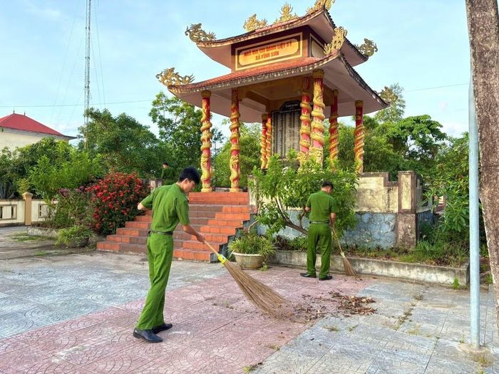 Ngày chủ nhật xanh rất ý nghĩa của cán bộ, chiến sĩ Công an xã Vĩnh Thủy, Công an tỉnh Quảng Trị.