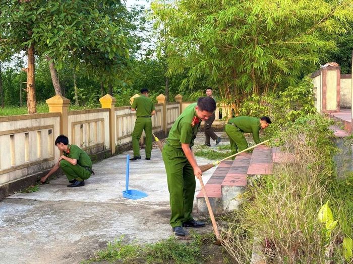 Cán bộ chiến sĩ đoàn viên thanh niên Công an xã Vĩnh Thủy dọn dẹp vệ sinh môi trường tại Bia ghi danh liệt sĩ trên địa bàn xã.