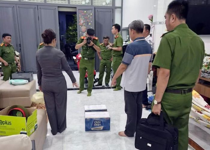 Cơ quan CSĐT Công an tỉnh An Giang khám xét nơi ở của đối tượng.