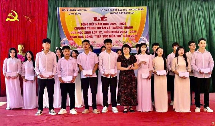 Hội Khuyến học tỉnh Cao Bằng trao học bổng cho học sinh tại Trường Trung học Phổ thông Canh Tân. 