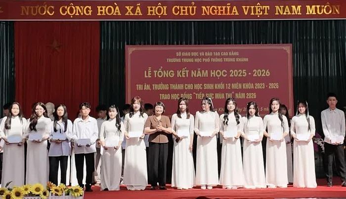 Chủ tịch Hội Khuyến học tỉnh Cao Bằng Nguyễn Mai Phương trao học bổng cho học sinh tại Trường Trung học Phổ thông Trùng Khánh. 