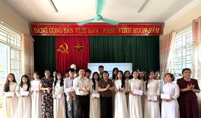 Trao học bổng cho học sinh tại Trường Trung học Phổ thông Thông Huề. 