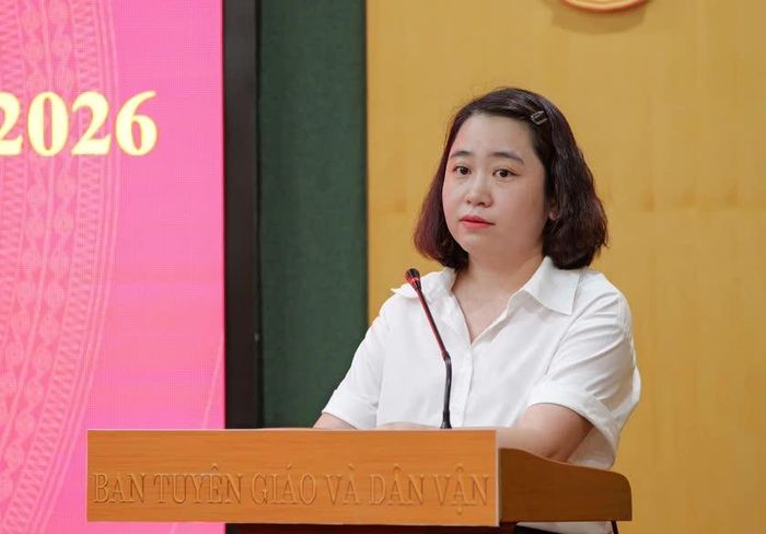 Bà Phạm Thị Ngọc, Phó Giám đốc Sở Tài chính tỉnh thông tin về tình hình triển khai các dự án trọng điểm trên địa bàn; tiến độ giải ngân vốn đầu tư công, công tác tháo gỡ khó khăn, vướng mắc trong quá trình triển khai các dự án hạ tầng giao thông, đô thị, công nghiệp và các công trình phục vụ phát triển kinh tế - xã hội 