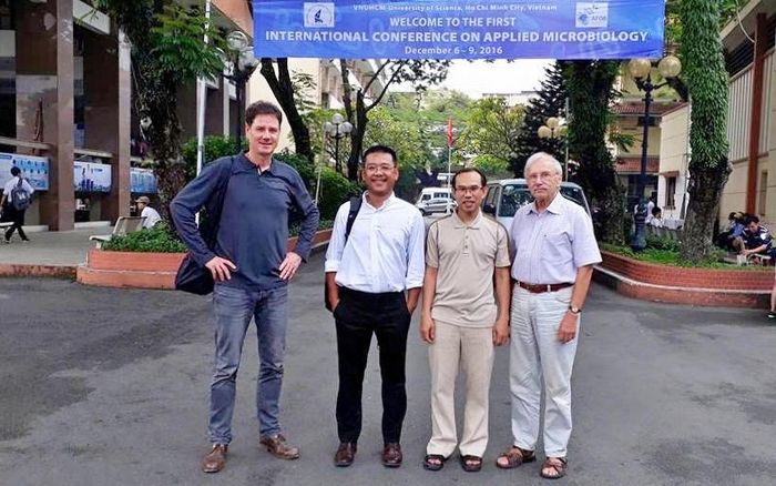 PGS.TS Nguyễn Duy Liêm (thứ hai từ trái qua) cùng các nhà khoa học tham dự Hội nghị Quốc tế về Vi sinh học Ứng dụng lần 1 tại Trường Đại học Khoa học tự nhiên năm 2017. 