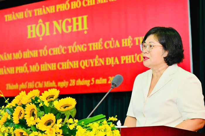 Bà Văn Thị Bạch Tuyết trình bày báo cáo tóm tắt sơ kết 1 năm mô hình tổ chức tổng thể của hệ thống chính trị thành phố, mô hình chính quyền địa phương 2 cấp. Ảnh: VIỆT DŨNG.