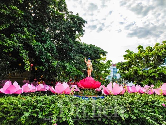 Năm nay, việc trang trí tại các ngôi chùa hay tự viện ở TP.HCM thật chu đáo và lộng lẫy, tạo điều kiện thuận lợi cho mọi phật tử đến viếng lễ.