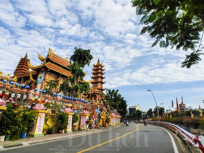 Ngoài ra còn có chùa Pháp Hoa, Hải Đức cùng Tổ đình Vạn Thọ đồng lòng dựng những hoa đăng thắp sáng rực rỡ cả dòng kênh Nhiêu Lộc mùa lễ hội.