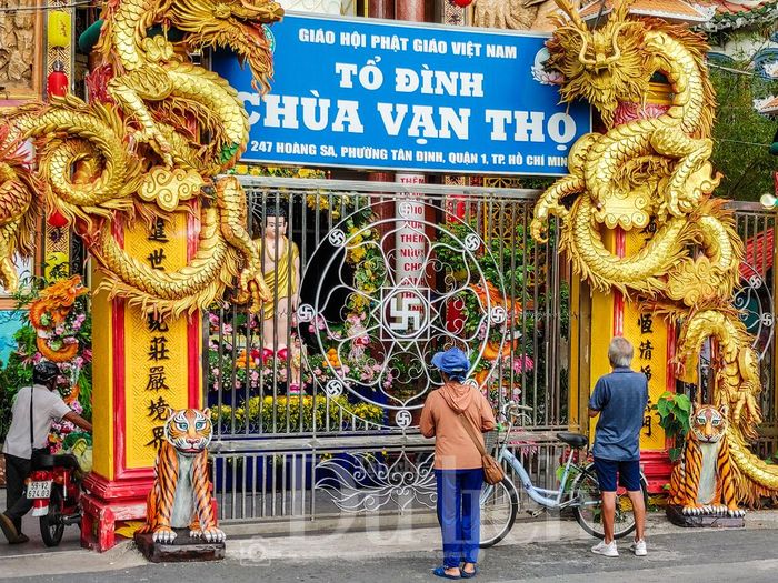 Lễ hội còn là dịp để những người dân địa phương, đặc biệt là những người lao động tự do, tìm thấy khoảng lặng nhẹ nhàng sau chuỗi ngày mưu sinh vất vả.