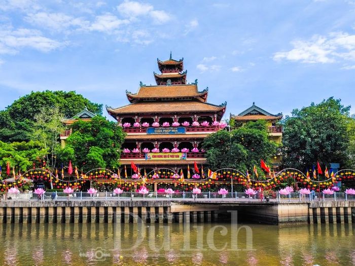 Những đóa sen thắm, những dải cờ phướn không chỉ làm đẹp thêm cho diện mạo đô thị mà còn kết nối những trái tim đồng điệu.