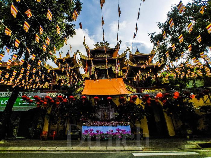 Trước nửa tháng, tại Quan Âm Tu Viện, các tăng ni cùng phật tử đồng lòng lắp ráp bảy đóa hoa sen khổng lồ trước khi hạ thủy xuống kênh.