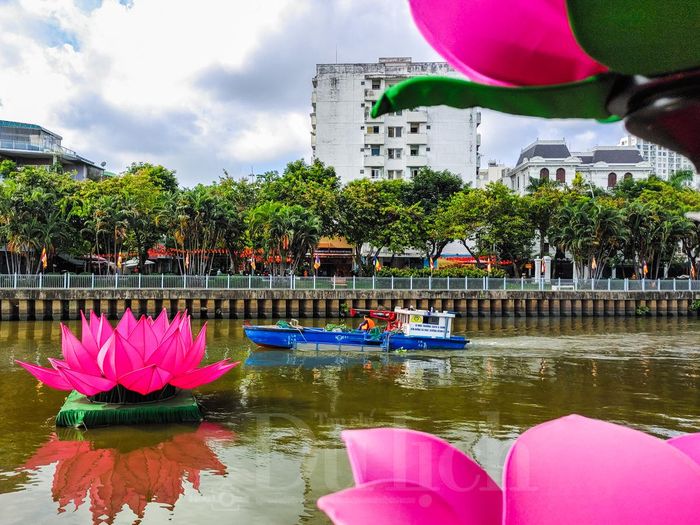 Bảy đóa sen khổng lồ khi đêm về, tỏa chiếu hào quang lung linh trên dòng kênh, sưởi ấm tâm hồn và thắp sáng niềm tin an lành cho mọi người.