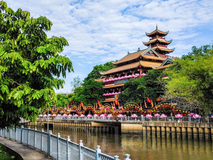 Sắc thắm của hàng ngàn, vạn đóa sen biểu tượng cho sự thuần khiết, thanh cao và trí tuệ của Phật giáo xuất hiện trang trọng, tôn nghiêm tại các lễ đài, tự viện.