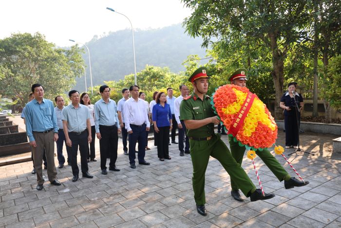 Bí thư Tỉnh ủy Phan Thăng An và đoàn công tác dâng hương tại nghĩa trang liệt sĩ xã Bảo Lạc.