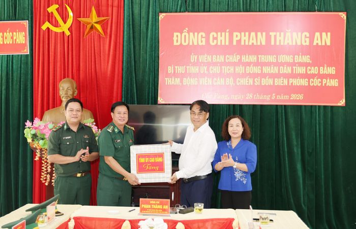 Bí thư Tỉnh ủy Phan Thăng An thăm, tặng quà cán bộ, chiến sĩ Đồn Biên phòng Cốc Pàng.