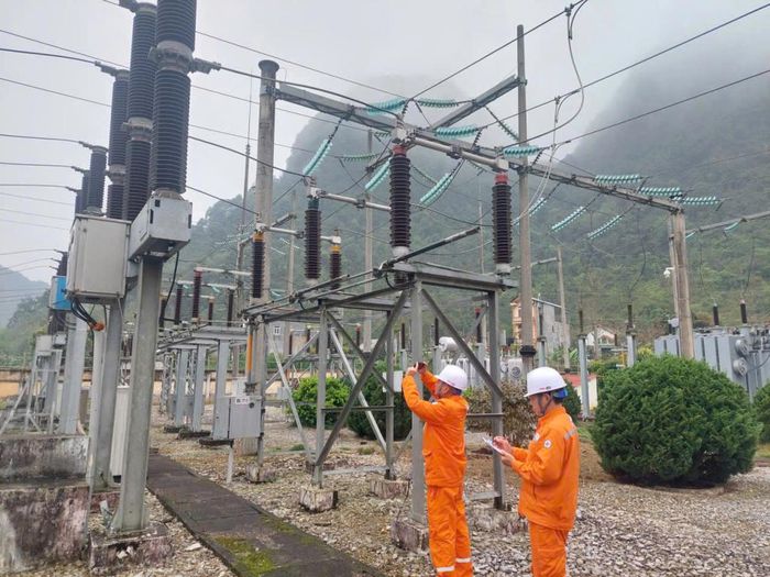 Nhân viên Xí nghiệp lưới điện Cao thế Cao Bằng kiểm tra nhiệt độ tiếp xúc, đảm bảo hệ thống vận hành ổn định trong mùa nắng nóng.