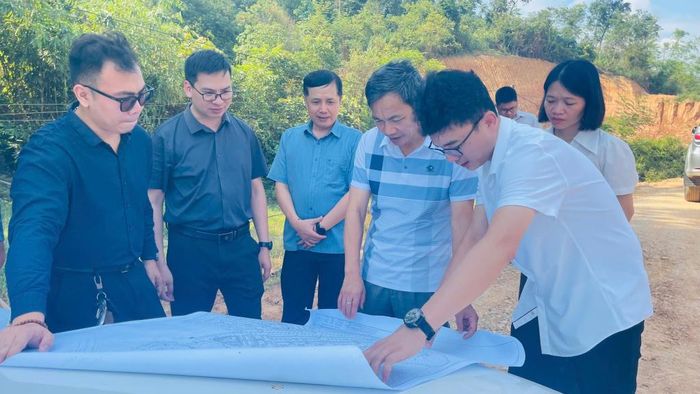 Đoàn công tác kiểm tra hiện trạng Dự án Khu tái định cư phục vụ giải phóng mặt bằng dự án khai thác lộ thiên mỏ sắt Nà Rụa.
